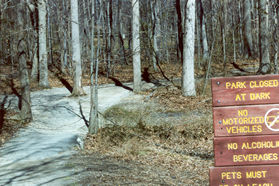 Take the wide trail to the right along the lake out of the parking area.