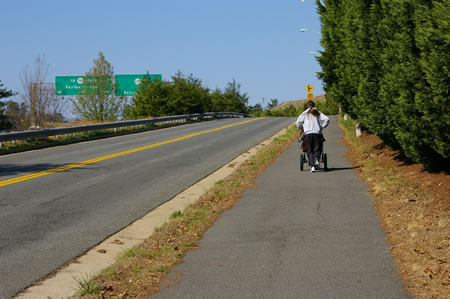 The trail climbs a grade as it parallels Hunter Village Dr. and the Franconia - Springfield  Parkway.