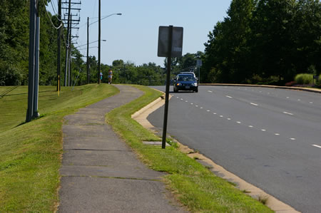 People starting from the Oak Marr RECenter should turn left onto the asphalt trail along Jermantown Rd.