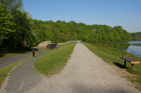 Follow the trail along the service road. Do not take the upper trail along the lake.