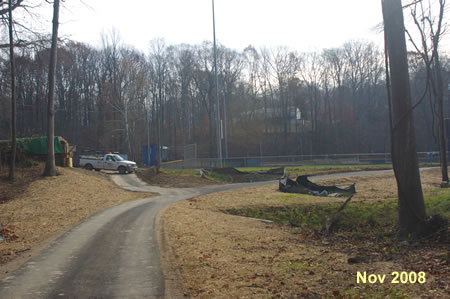 The trail passes a side trail to Byron Ave. Park. Turn right to follow the main trail.