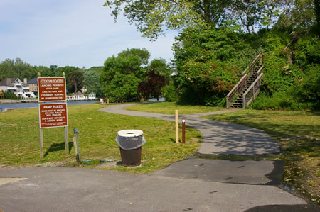 The walk starts from the parking area next to the boat launching ramp. Take the trail with the river on your left.