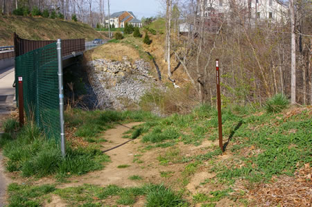 Walkers from the previous section of the CCT will cross Pohick Creek on Pohick Rd. At the end of the fence turn left about 180 degrees and go down the natural surface trail next to the fence.
