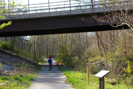 Take the trail under Pohick Road.