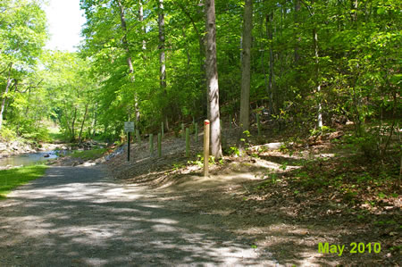 The side trail to the right was the original CCT route.  Keep straight on the present trail.