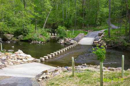 The trail crosses Pohick Creek. It then turns left to cross a side creek.