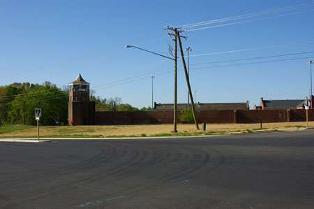 The next section of the CCT starts on the other side of Silverbrook Rd and passes next to the tower.