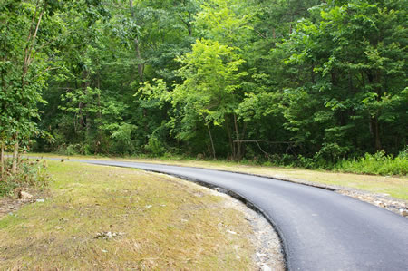 The trail turns left to leave the Beltway area.