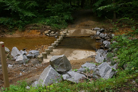 Coming from the previous section of the trail turn right to make this side stream crossing.