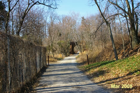 The trail to the left after the fence leads to the Central Green Trail.