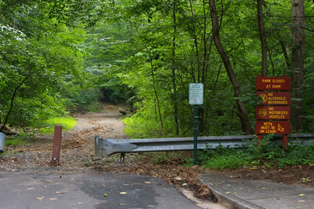 This trail provides a connection to the CCT from the Mockingbird Dr. end of the walk.