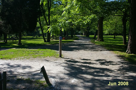 The trail passes another entrance to an overlook.