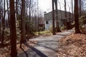 After a very short distance take the trail to the left to go behind the houses and follow the creek.