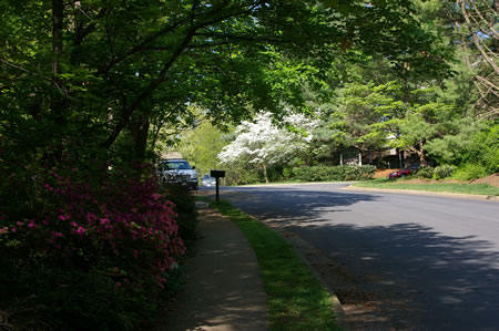 The trail reaches Inlet Ct.  Turn left and follow the sidewalk up the hill.