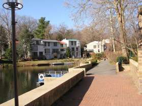 Turn right at the end of the plaza and follow the walkway along the water.