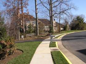 After passing by only a few houses an asphalt trail appears on the left just after a driveway.  Turn left to follow that trail.