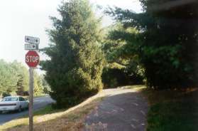 The trail goes up a slight rise after crossing Cabots Point Ln.