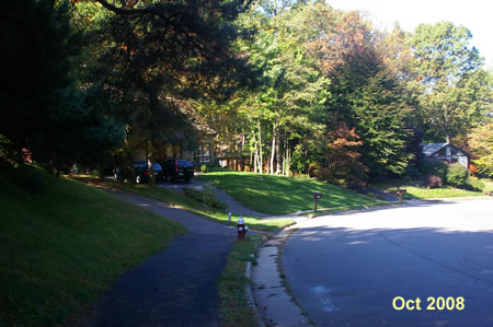 The asphalt trail turns left away from the road.  Turn left to follow this trail.