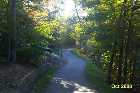 The trail continues to follow the lake.