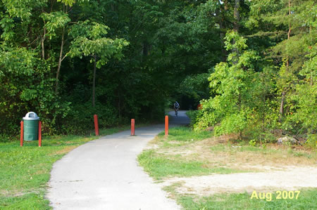 The walk starts on the asphalt trail leading from the gravel parking lot next to the furthest building from the park entrance.