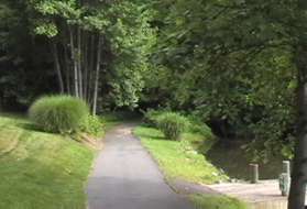 The path turns left at the lake and follows the lake for a short distance.
