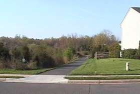 The walk starts on the asphalt path south from Thunder Chase Dr between Club Pond Ln and Players Pond Ln.