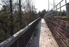 After walking behind the back of the building the trail turns right to follow a wooden walkway.
