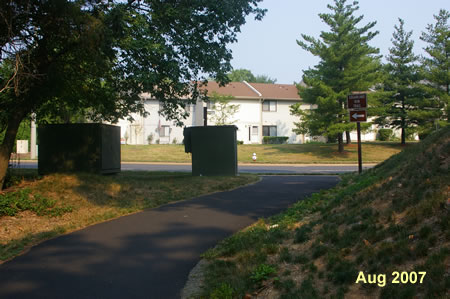 The trail intersects with Herndon Parkway.  Turn right to follow the sidewalk.