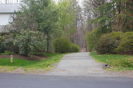 After passing one house turn right to follow the asphalt trail between the houses.